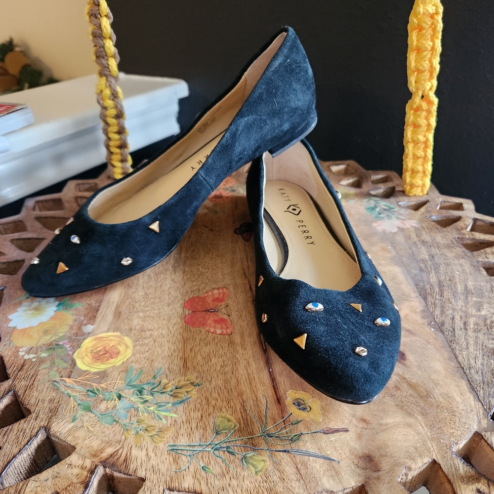 Katy Perry "The Bella" Black Flats with Pyramid, Lips, and Eye Decor Size 6.5